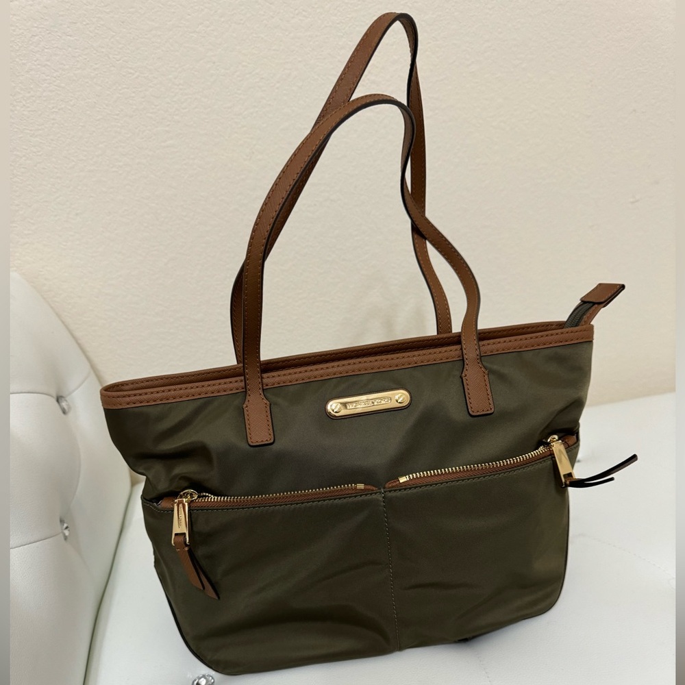 Micheal Kors Kempton Green Medium Size Tote Excellent condition!